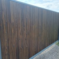 Облицовка фасада домов планкеном из древесины сибирской лиственницы 2000х90х20мм. с покрытием восковой лазурью цвет ‘орех’